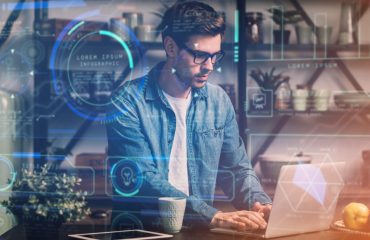 pessoa-trabalhando-html-no-computador